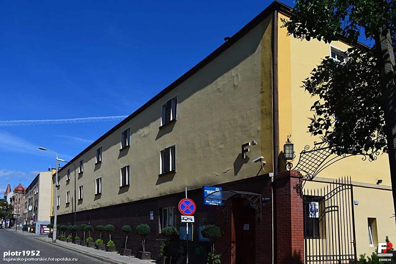 Elewacja budynku Wyższej Szkoły Gospodarki w Bydgoszczy od strony ulicy