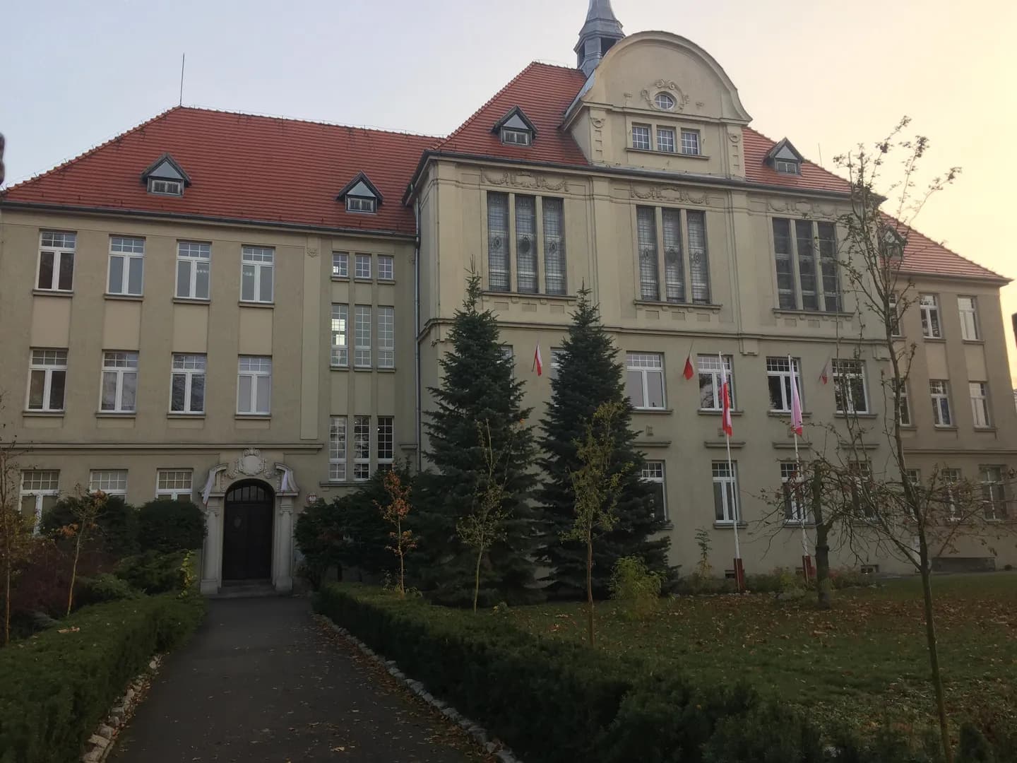 Fasada budynku Liceum Ogólnokształcącego im. Henryka Sienkiewicza we Wrześni