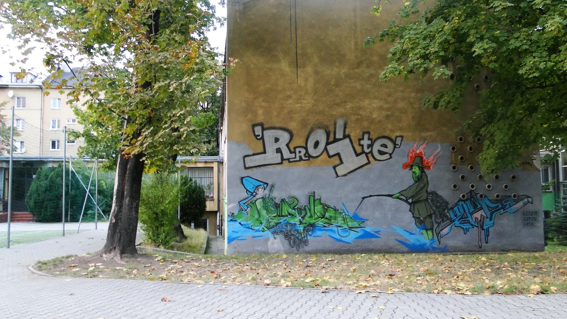 Mural i graffiti na bocznej ścianie Szkoły Podstawowej nr 22 w Krakowie