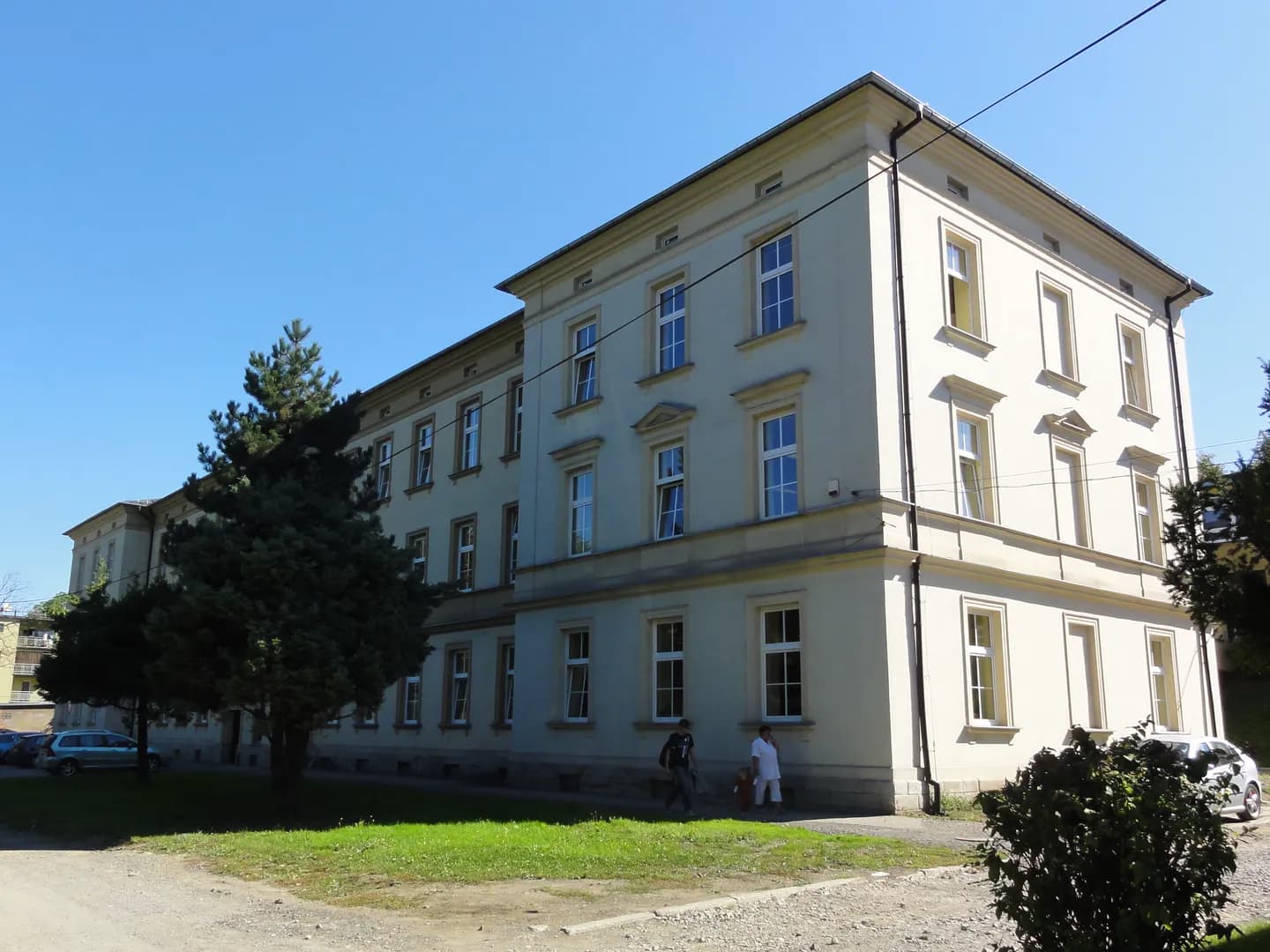 Elewacja budynku szkolnego przy ulicy Kraszewskiego w Cieszynie
