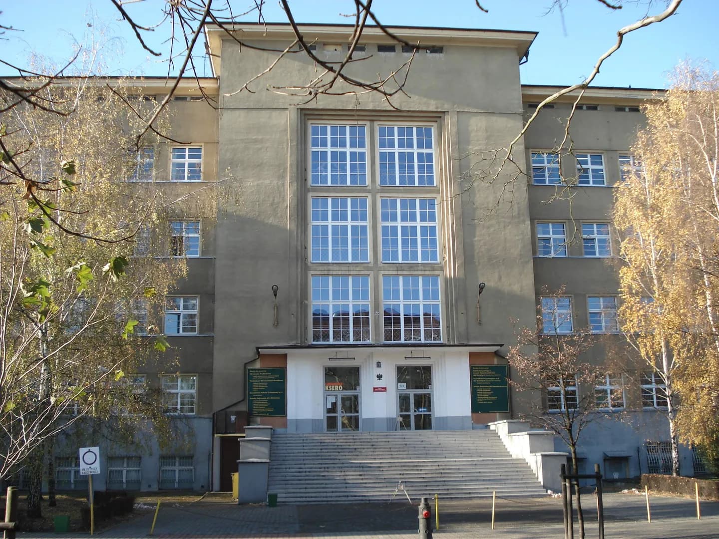 Wejście główne i fasada modernistycznego budynku szkoły przy ulicy Śniadeckich w Poznaniu.