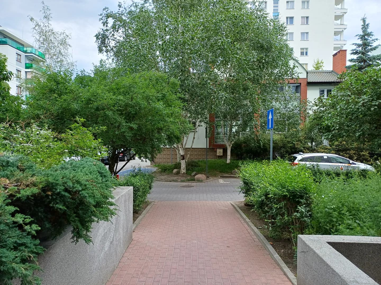 Widok na budynek przedszkola Montessori zza drzew przy ulicy Mozarta