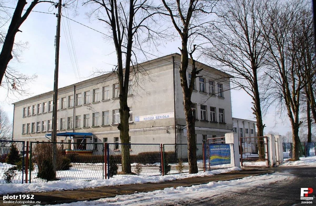Budynek Zespołu Szkół Społecznych Nasza Szkoła w Zabrzu zimą