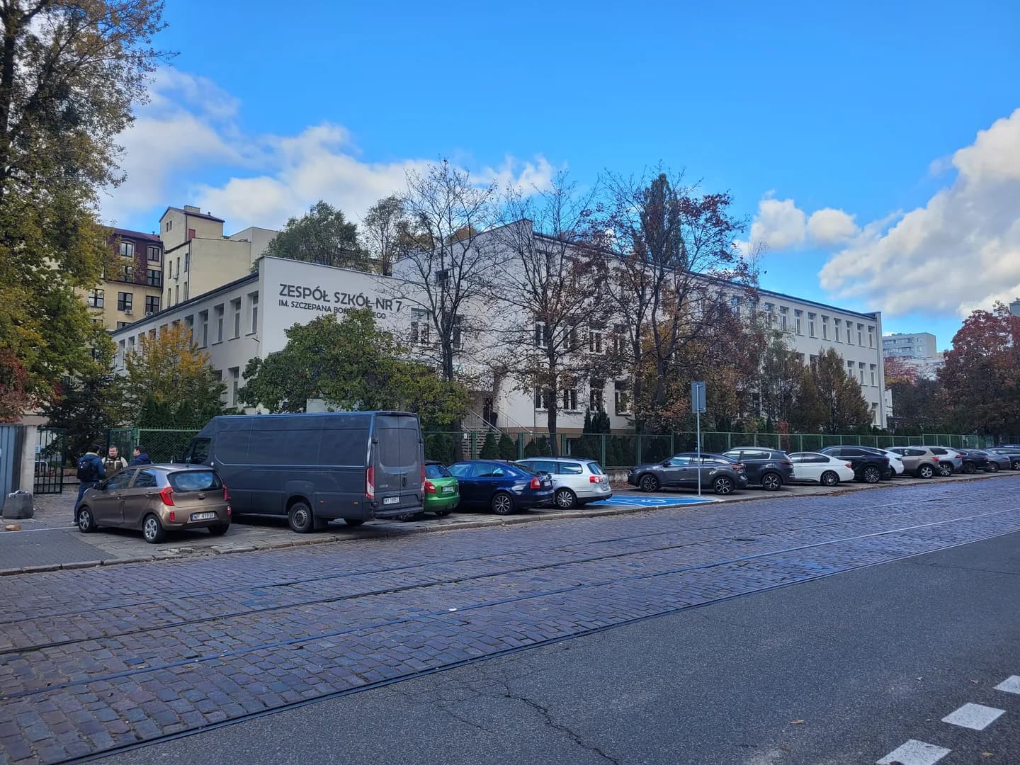 Budynek Zespołu Szkół nr 7 im. Szczepana Bońkowskiego w Warszawie widziany od strony ulicy