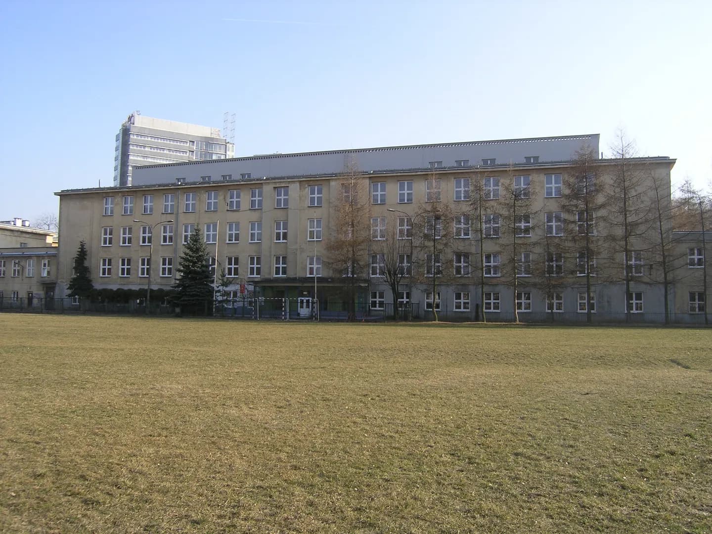 Budynek Zespołu Szkół im. Michała Konarskiego w Warszawie od strony boiska szkolnego