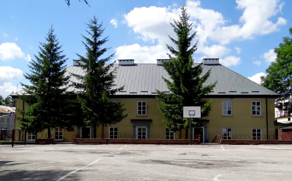 Budynek Zespołu Szkół nr 2 im. dr. Z. Klukowskiego w Szczebrzeszynie od strony boiska