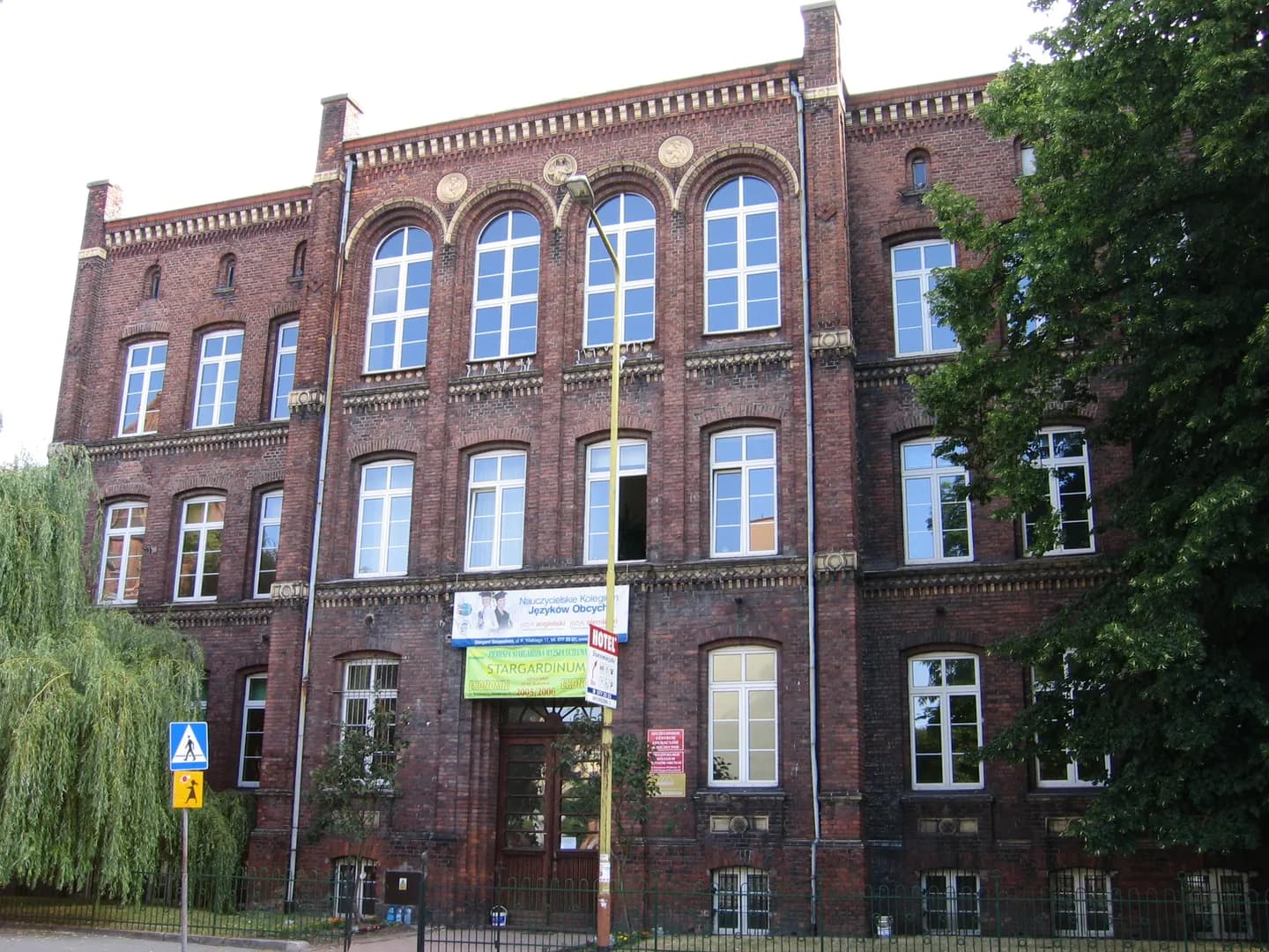Ceglany budynek szkolny przy ulicy Kazimierza Wielkiego w Stargardzie