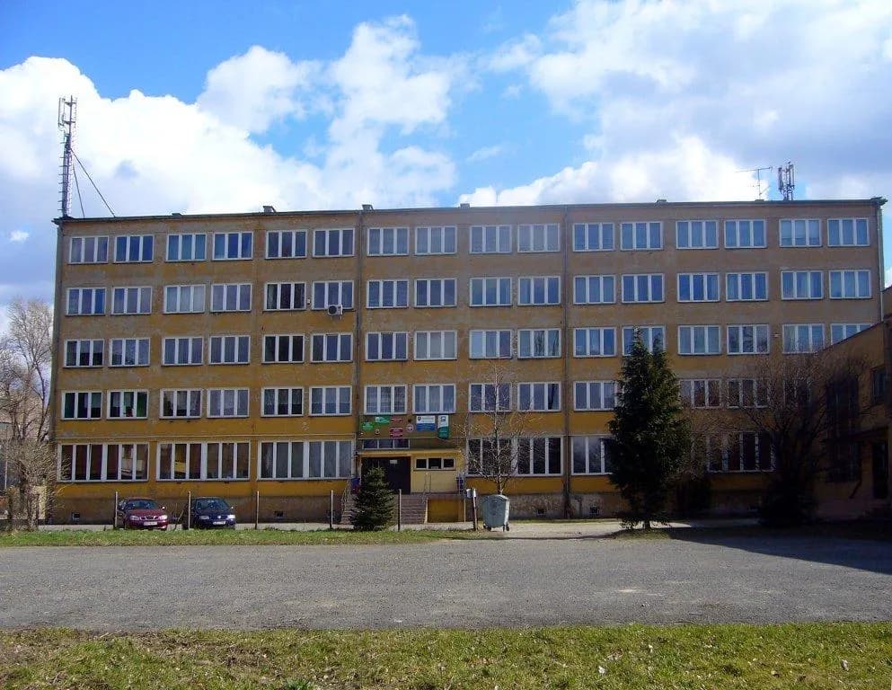 Elewacja budynku szkoły przy ulicy Boruty-Spiechowicza w Bielsku-Białej