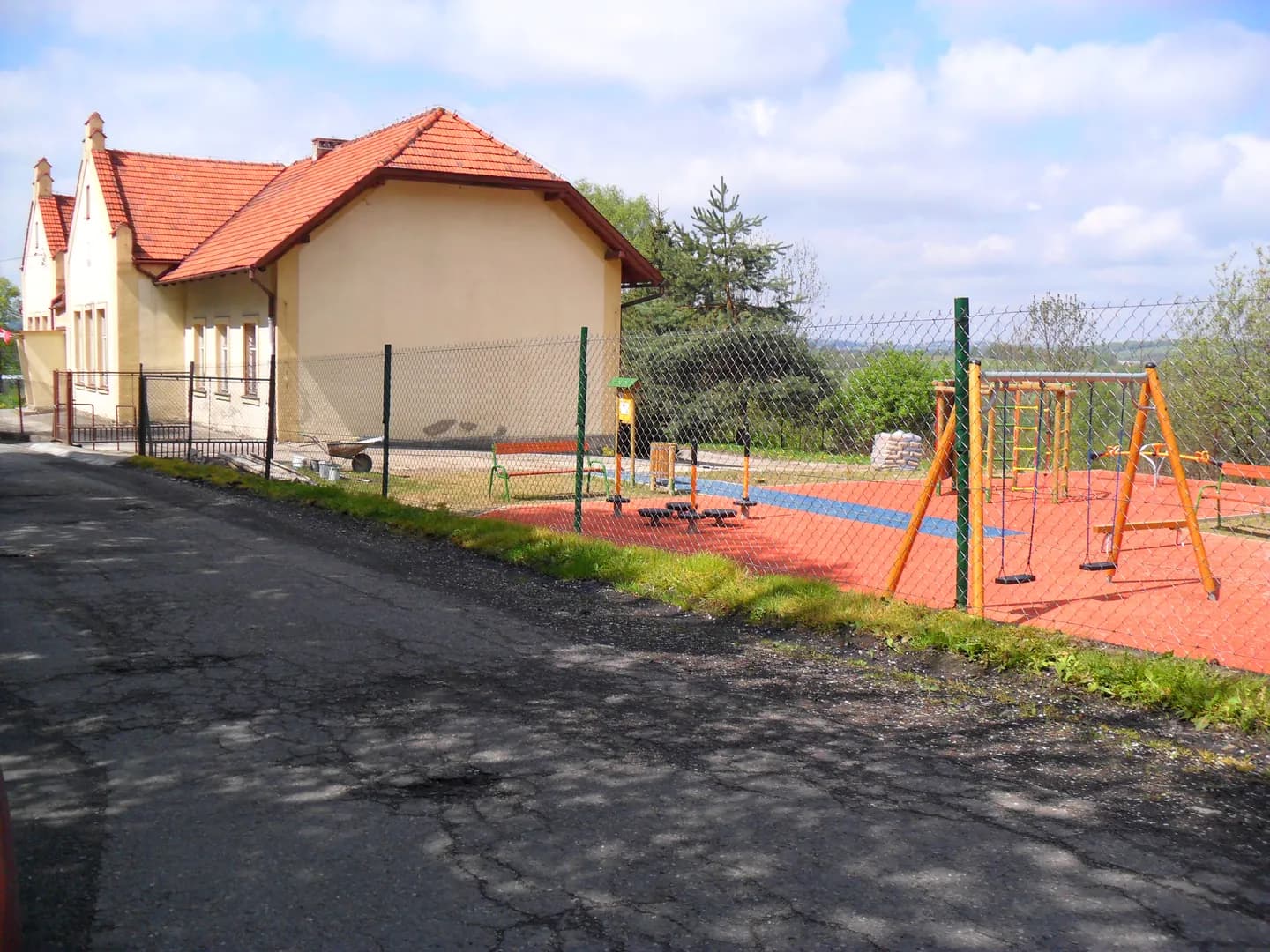 Plac zabaw i budynek Publicznej Szkoły Podstawowej w Chronowie