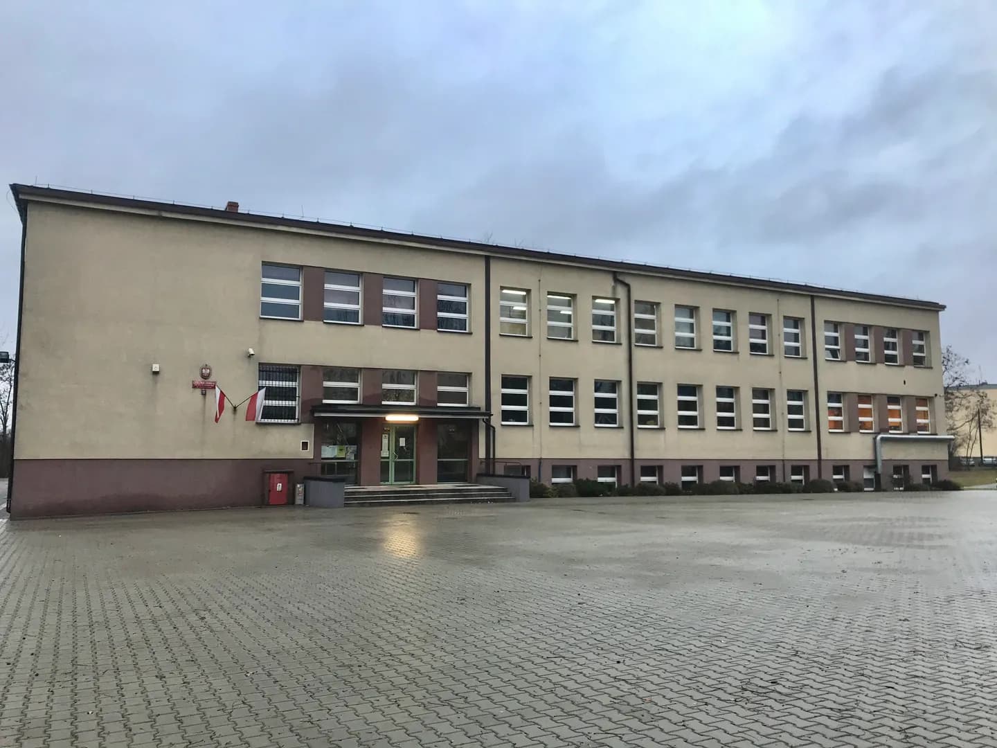 Budynek Szkoły Podstawowej nr 3 w Lędzinach z widocznym placem przed wejściem