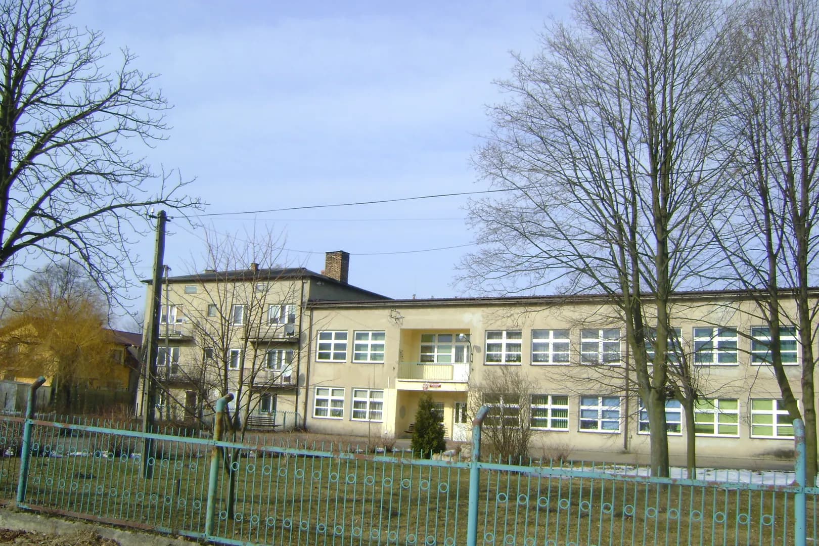 Budynek Szkoły Podstawowej w Stróżewie widziany zza ogrodzenia