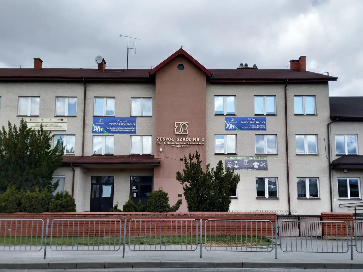 Fasada budynku Zespołu Szkół nr 2 im. Aleksandra Świętochowskiego w Łukowie