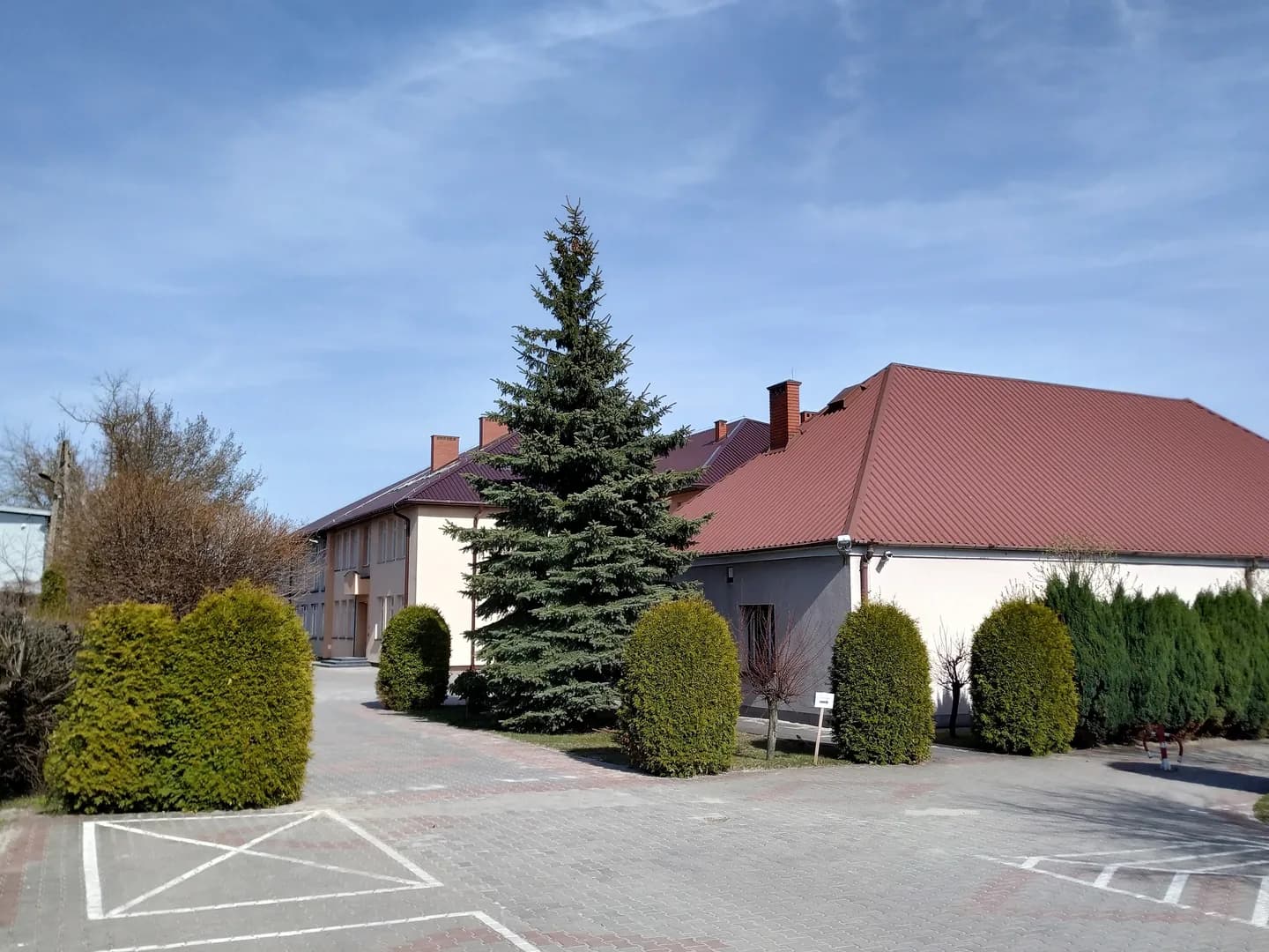 Budynek szkoły Zespołu Szkół nr 3 w Łukowie z widokiem na dziedziniec i zieleń