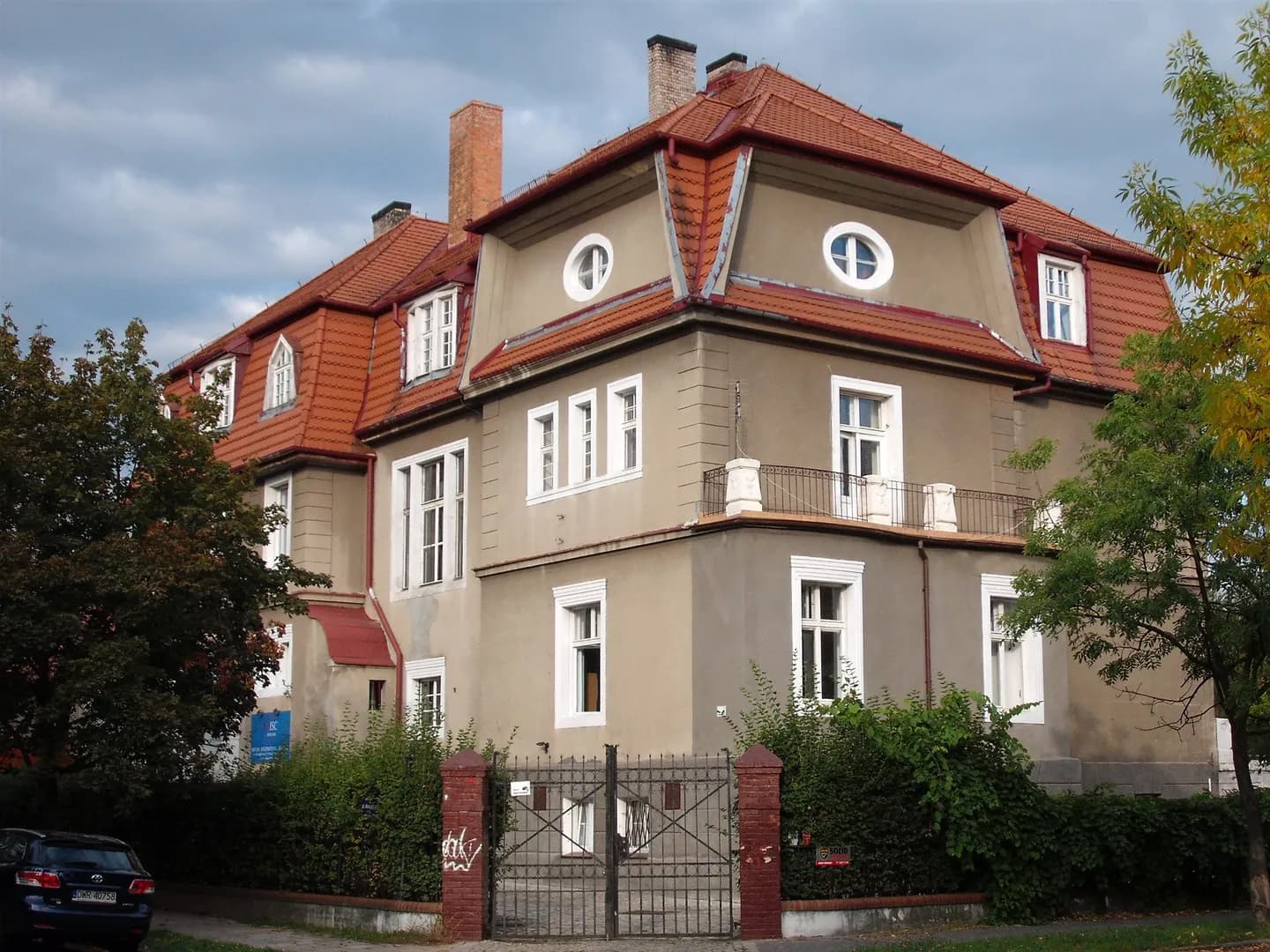 Zabytkowa willa mieszcząca British International School of Wroclaw przy ulicy Akacjowej