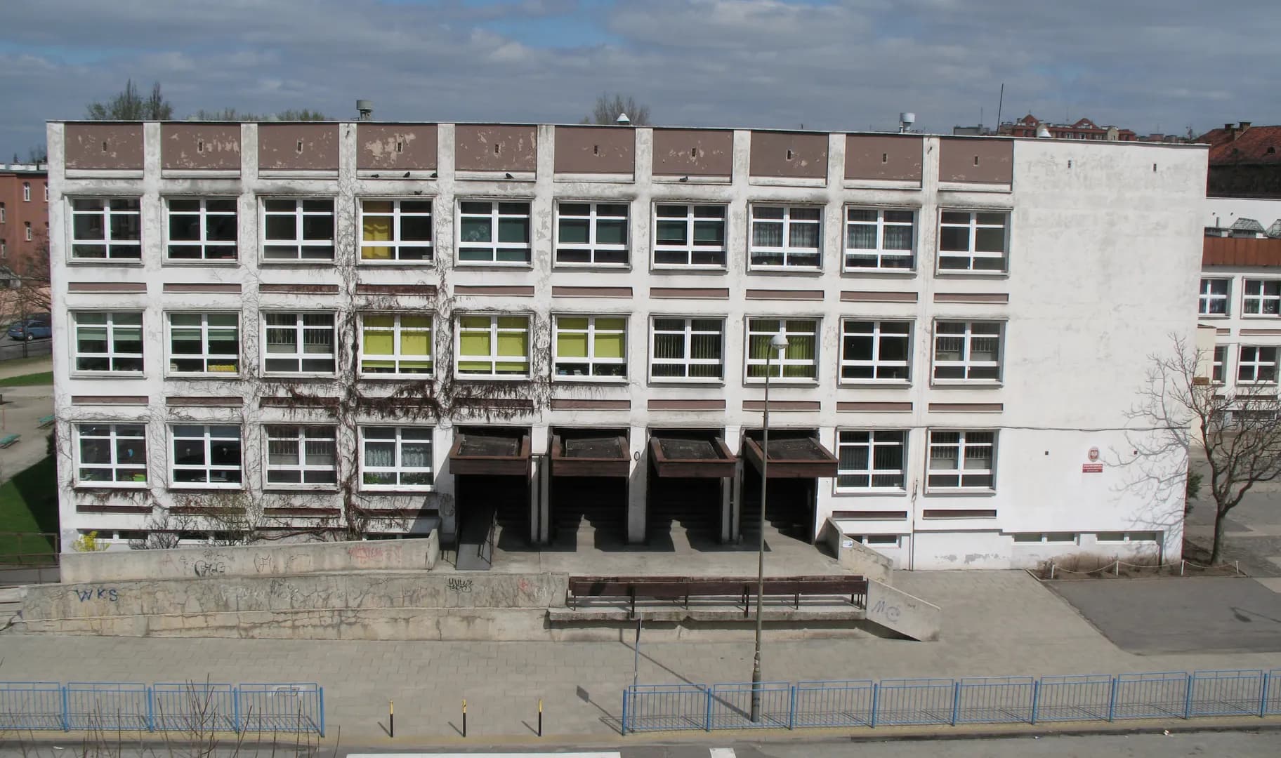 Fasada budynku Szkoły Podstawowej nr 46 we Wrocławiu