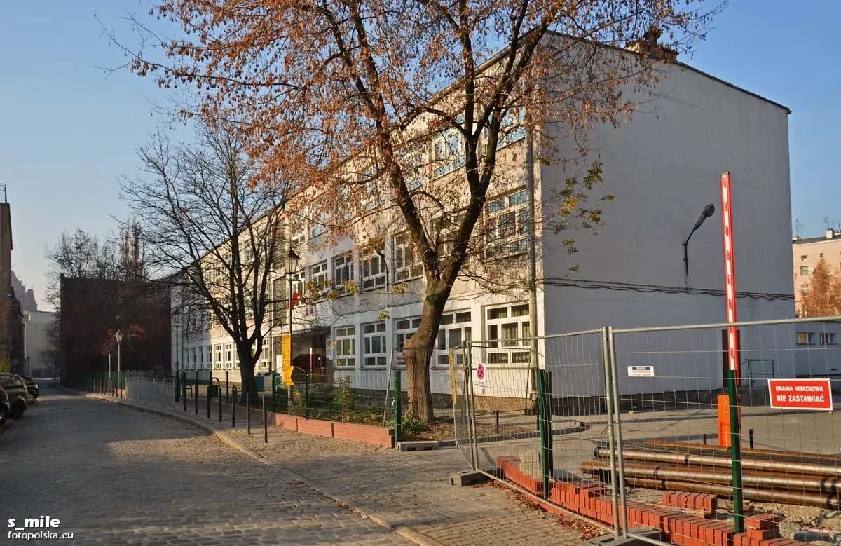 Budynek Szkoły Podstawowej nr 63 we Wrocławiu od strony ulicy