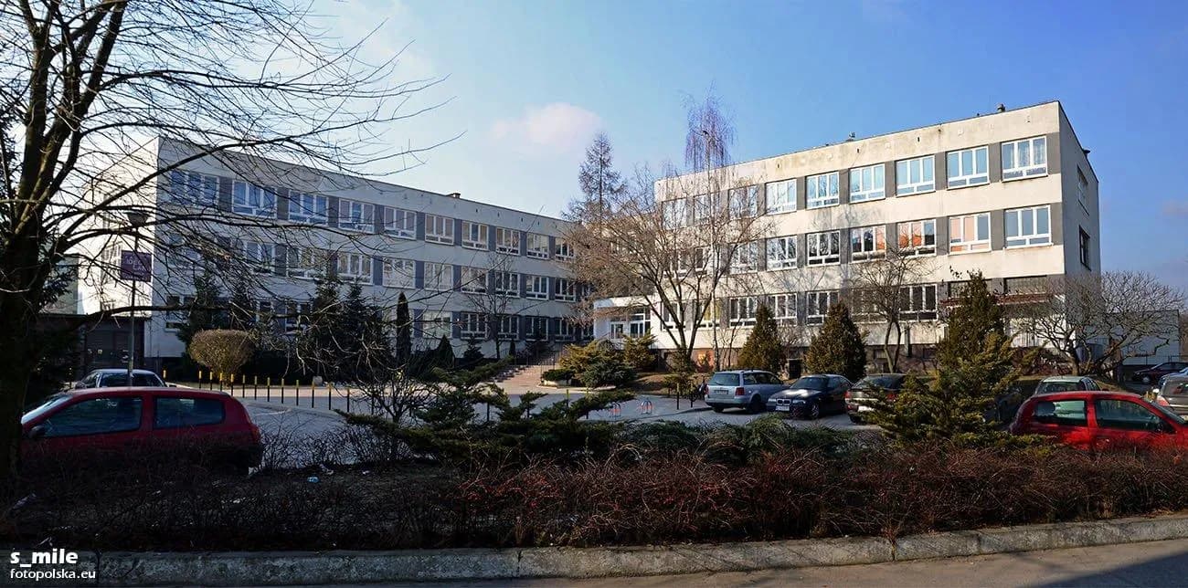 Widok na budynek Szkoły Podstawowej nr 37 we Wrocławiu z zewnątrz