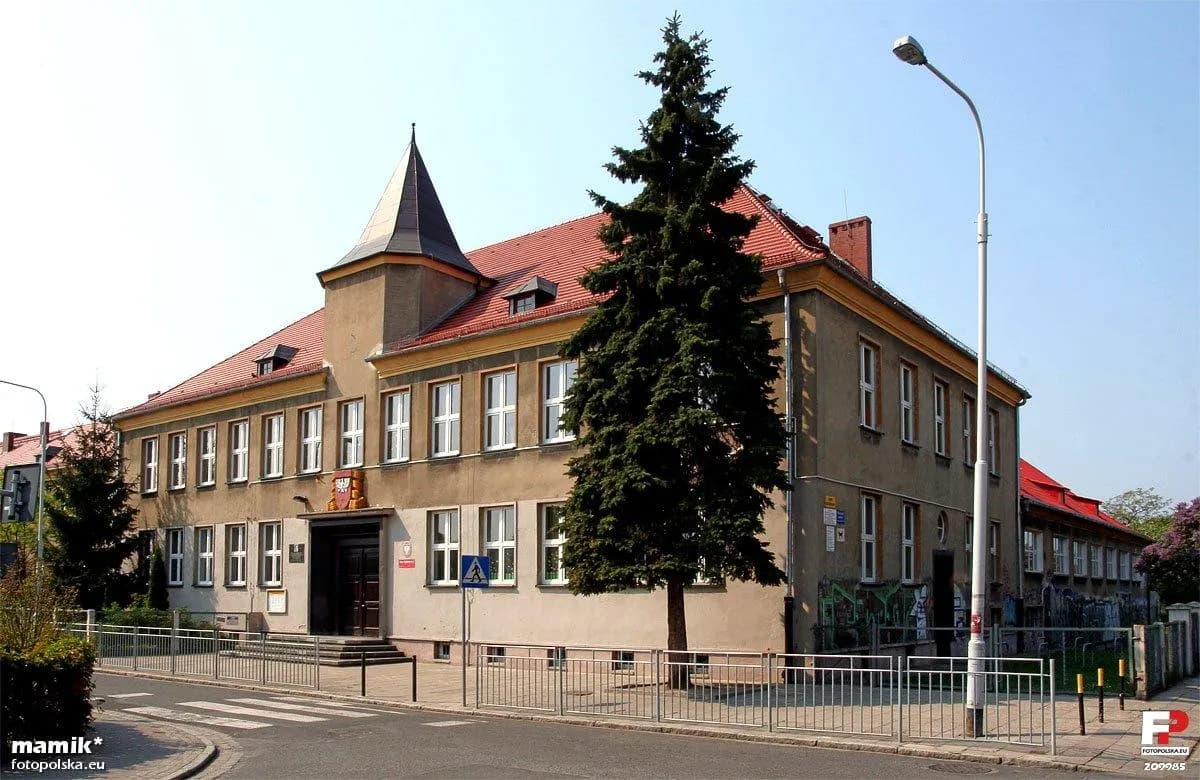 Budynek Szkoły Podstawowej nr 28 we Wrocławiu widoczny od strony ulicy