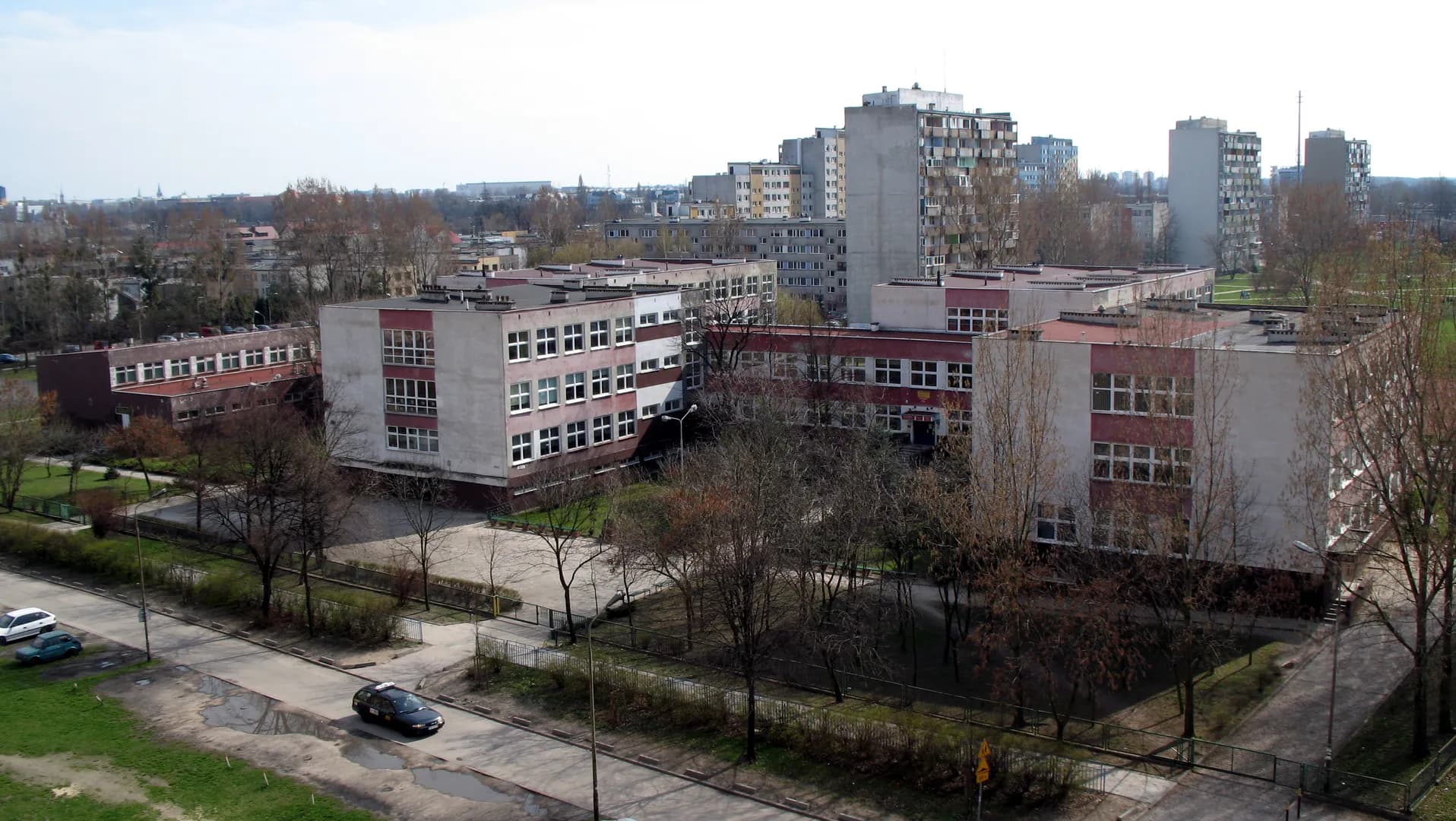 Widok z góry na kompleks budynków Zespołu Szkół nr 20 we Wrocławiu