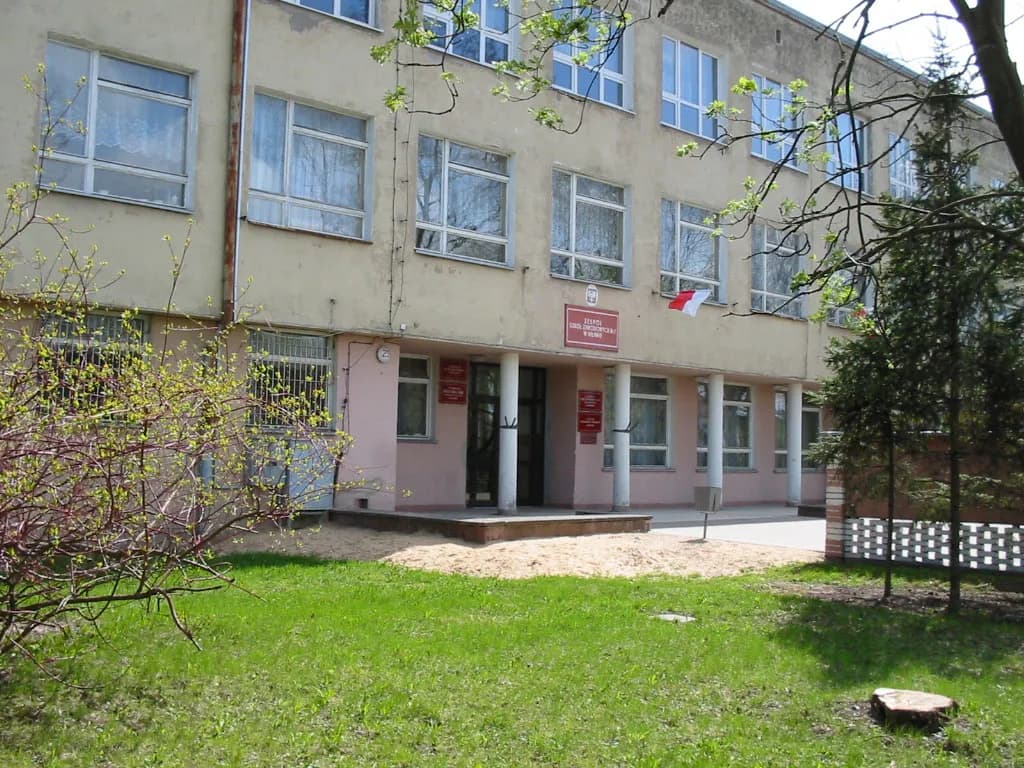 Wejście do budynku Zespołu Szkół nr 1 w Mławie z tablicami informacyjnymi