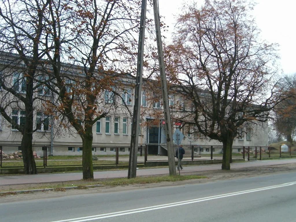 Budynek Zespołu Szkół nr 3 w Mławie widoczny zza drzew