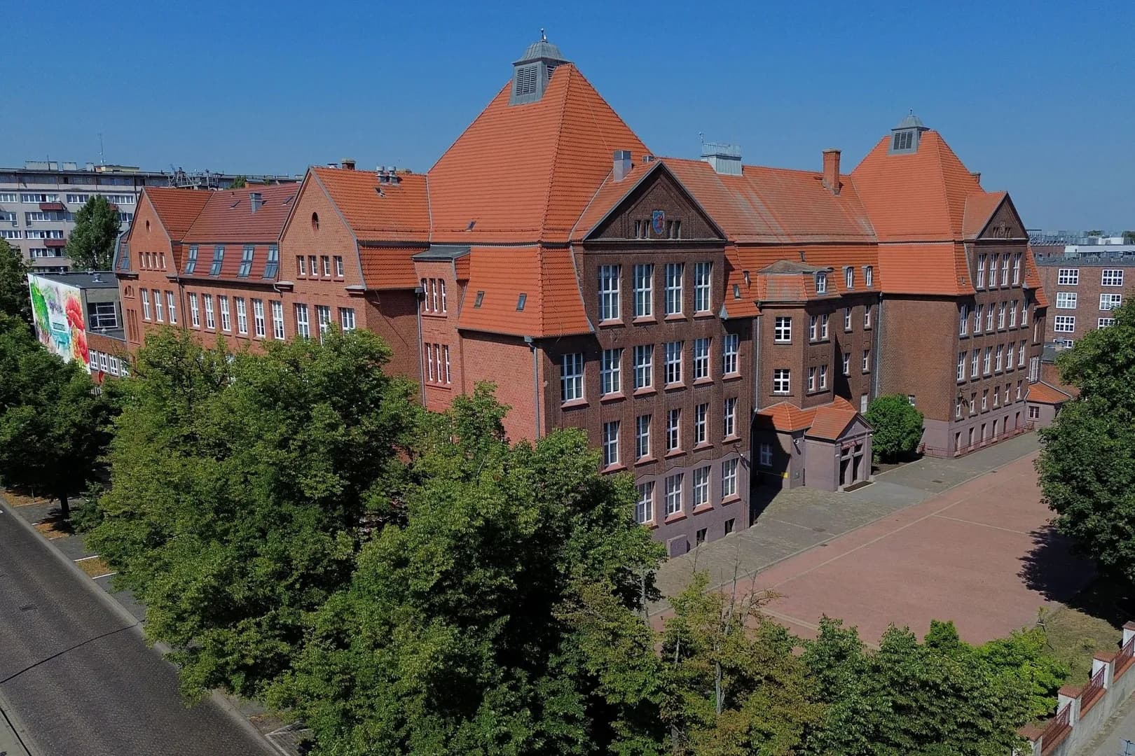 Widok z lotu ptaka na ceglany gmach XIII Liceum Ogólnokształcącego w Szczecinie