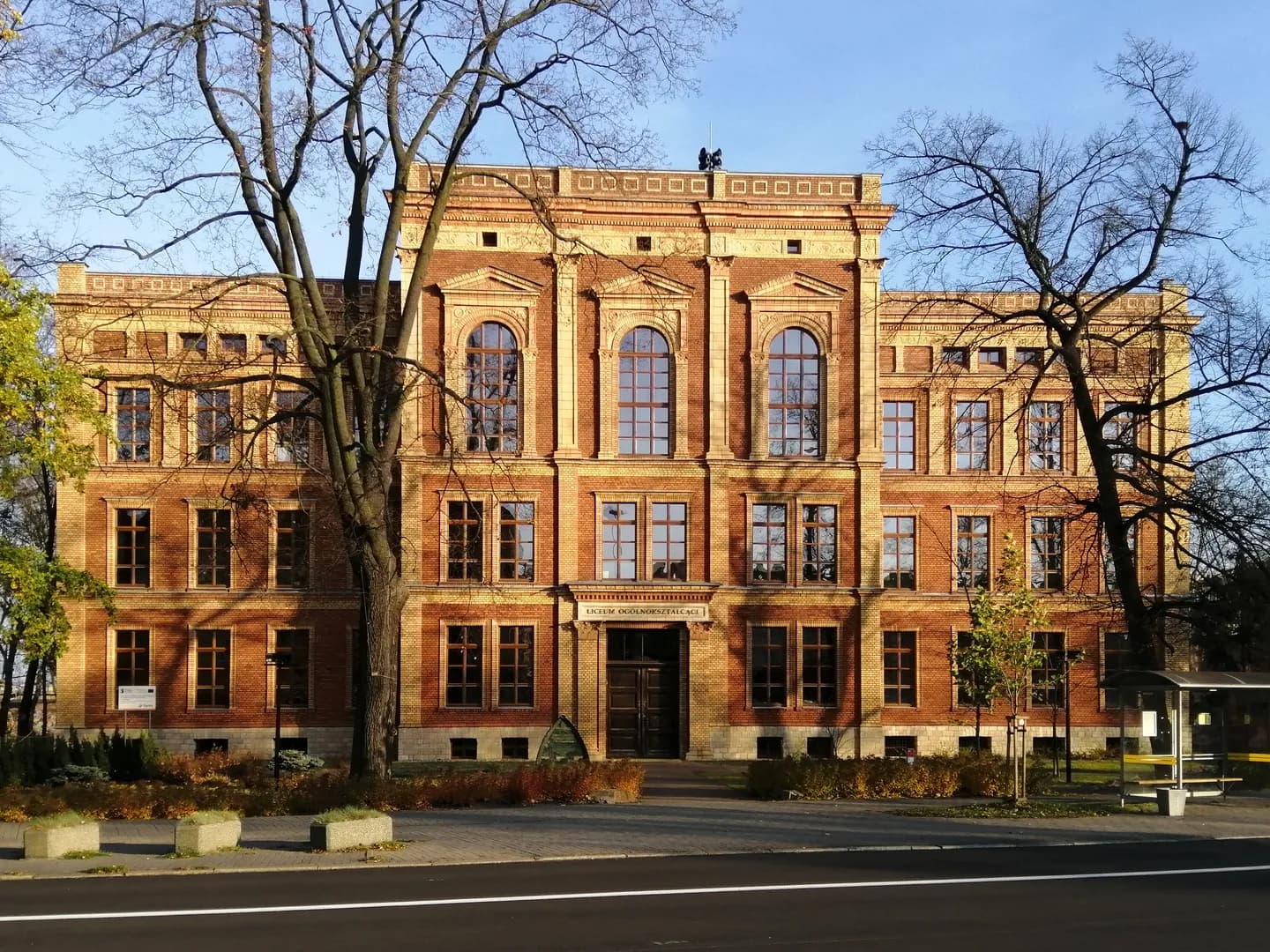 Zabytkowy ceglany gmach II Liceum Ogólnokształcącego w Tarnowskich Górach
