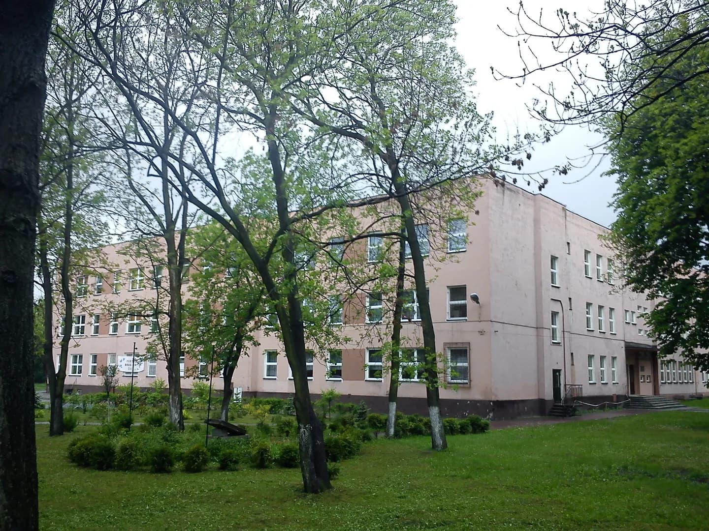 Budynek Szkoły Podstawowej nr 15 w Sosnowcu-Niwce za drzewami