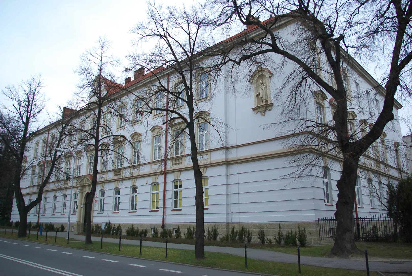 Elewacja budynku II Liceum Ogólnokształcącego w Rzeszowie