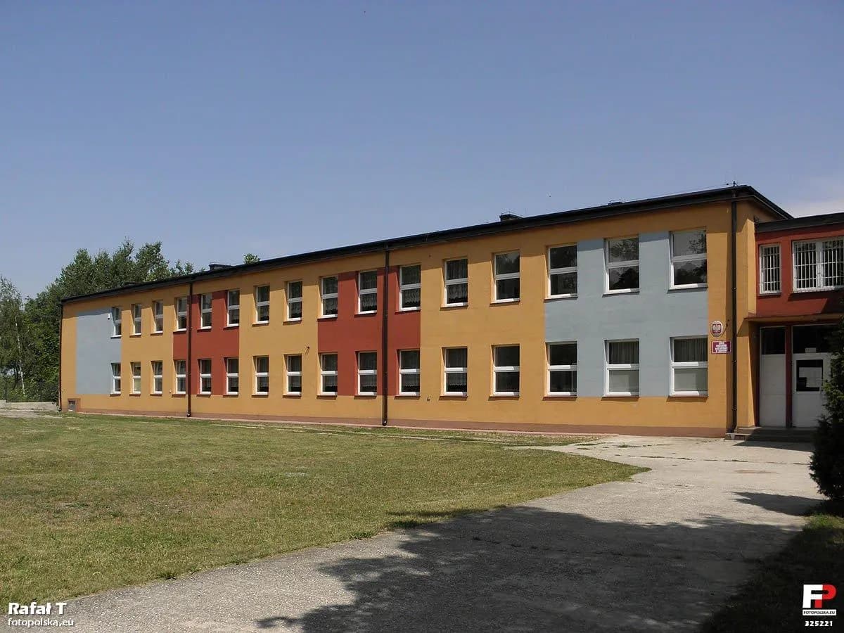 Elewacja budynku Publicznej Szkoły Podstawowej w Bieniędzicach od strony boiska