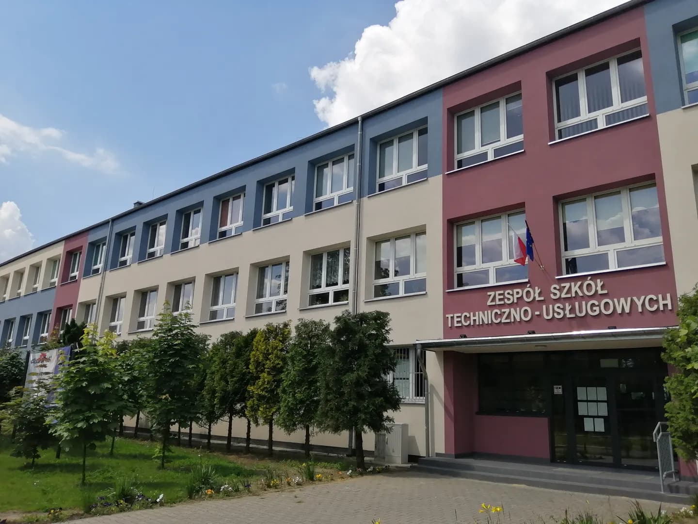 Elewacja frontowa budynku Zespołu Szkół Techniczno-Usługowych w Tarnowskich Górach