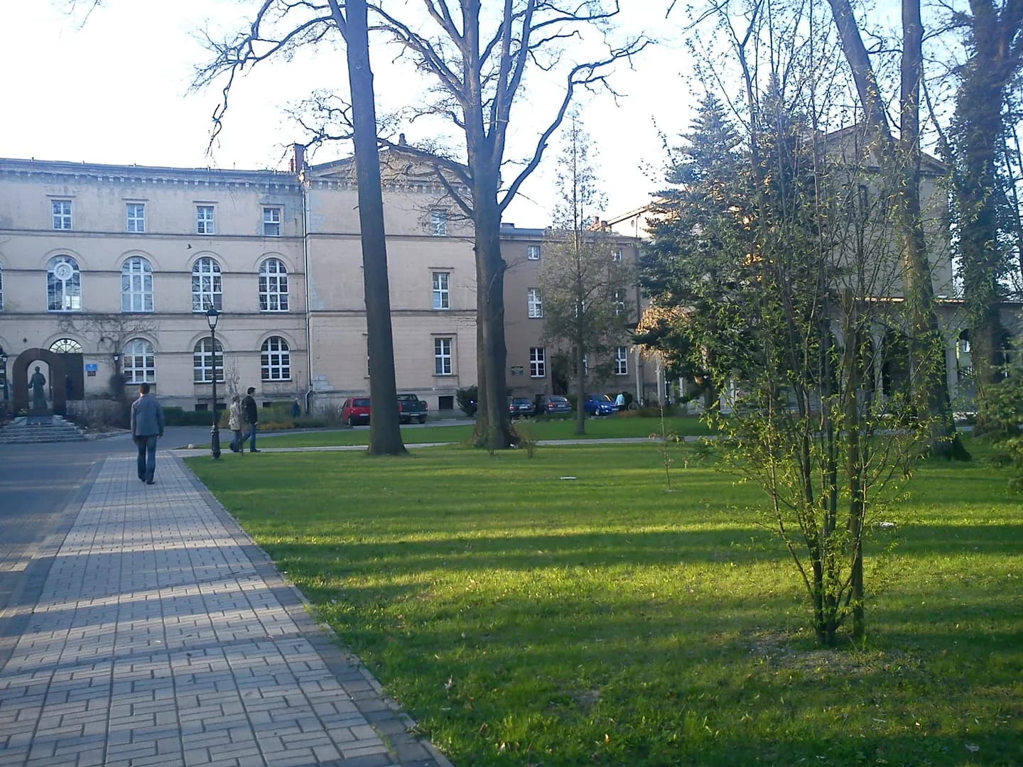 Widok na budynek Katolickiej Szkoły Podstawowej im. Św. Edyty Stein w Lublińcu z terenu zielonego