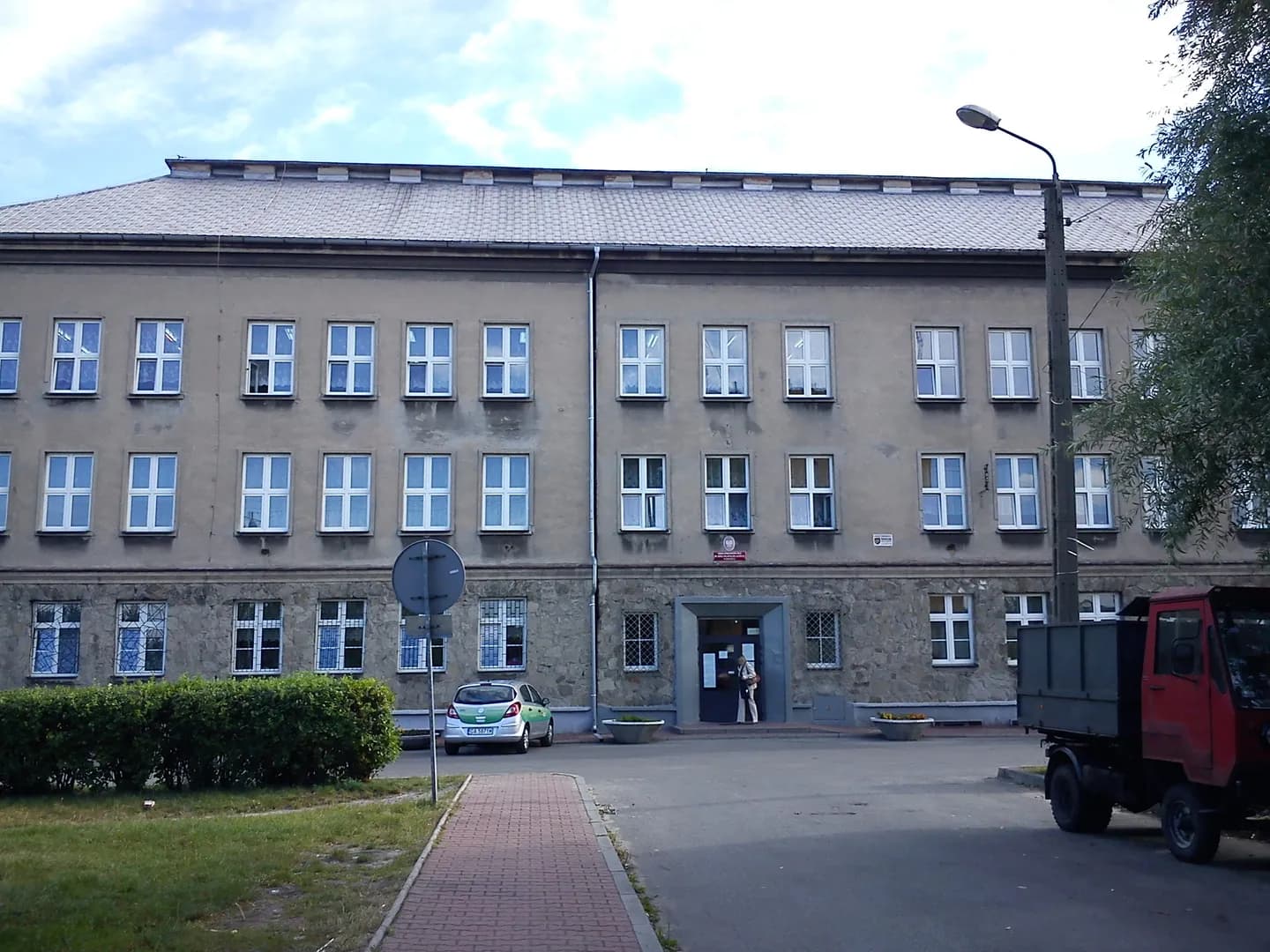 Fasada budynku Szkoły Podstawowej nr 21 w Sosnowcu z wejściem głównym