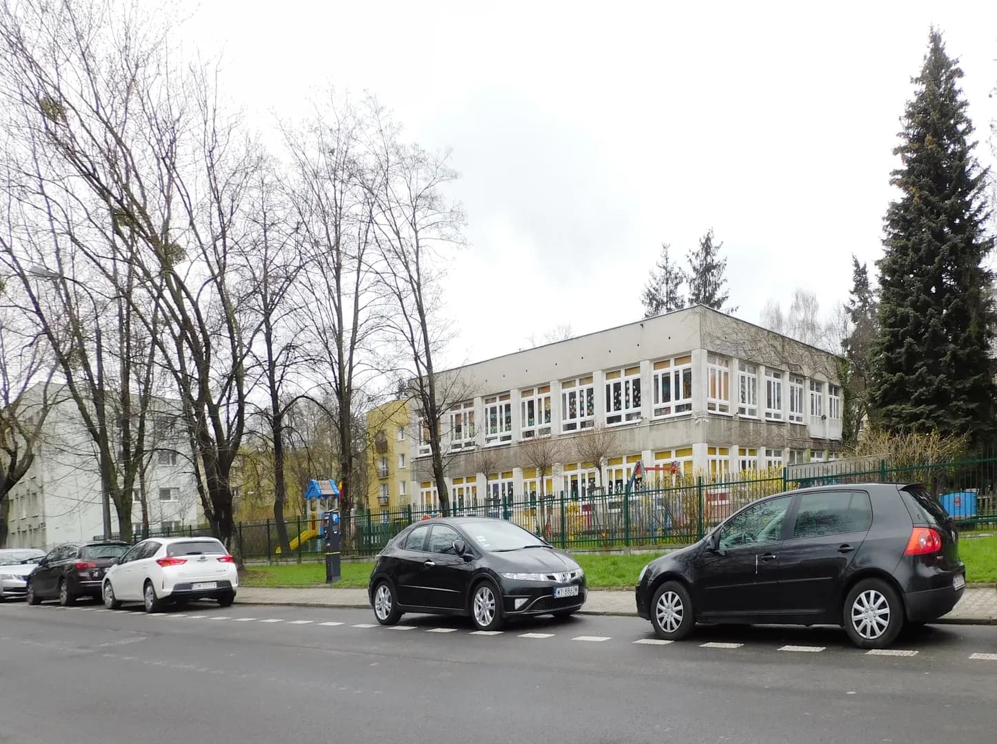 Budynek Przedszkola nr 62 w Warszawie widziany z ulicy