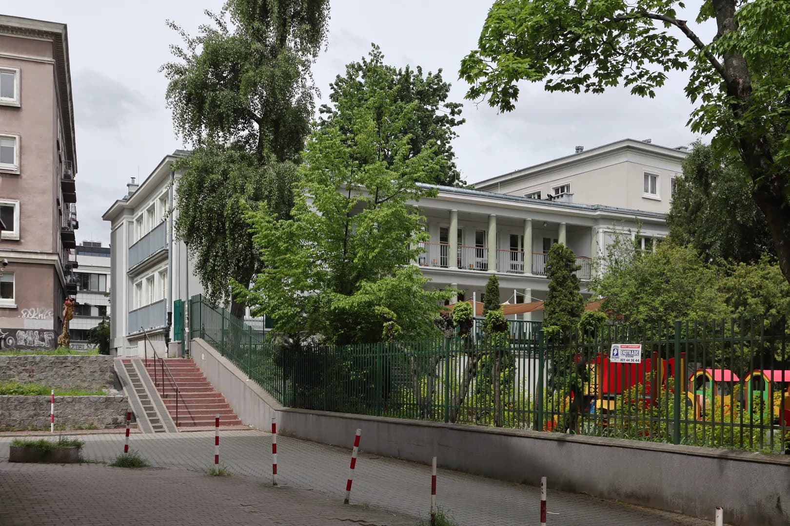 Budynek Przedszkola nr 124 w Warszawie widziany zza ogrodzenia