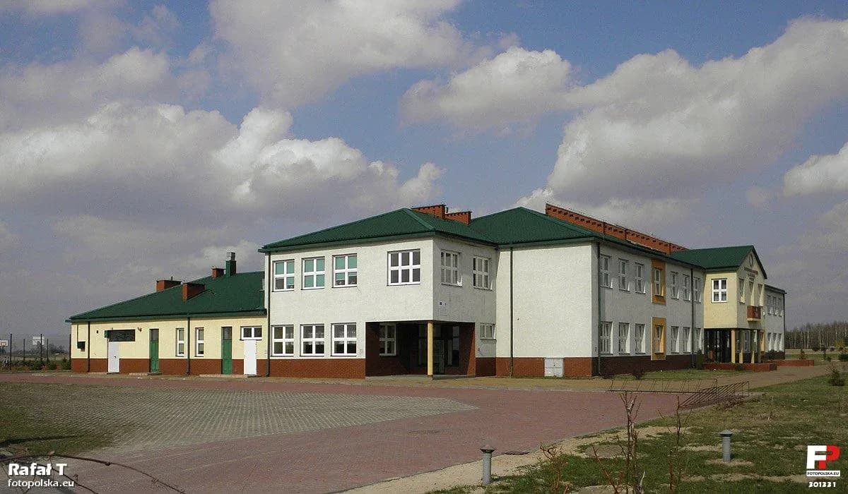 Budynek Publicznej Szkoły Podstawowej im. Jana Pawła II w Kuczkach-Kolonii