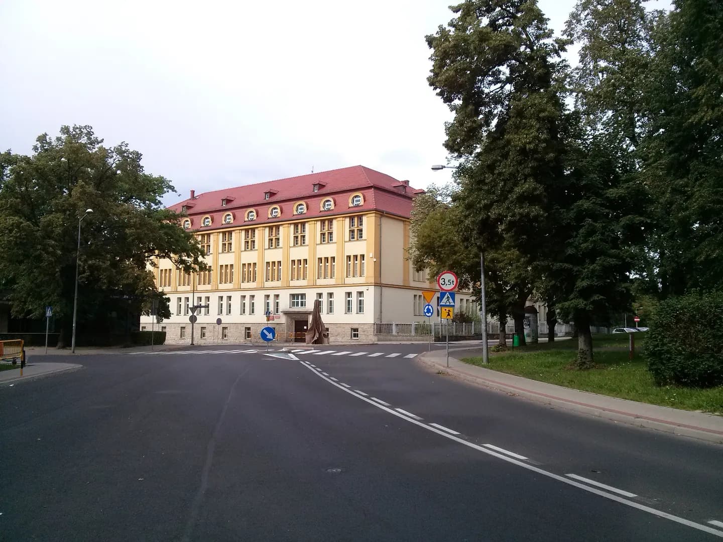 Budynek I Liceum Ogólnokształcącego im. Władysława Broniewskiego w Bolesławcu widziany z ulicy