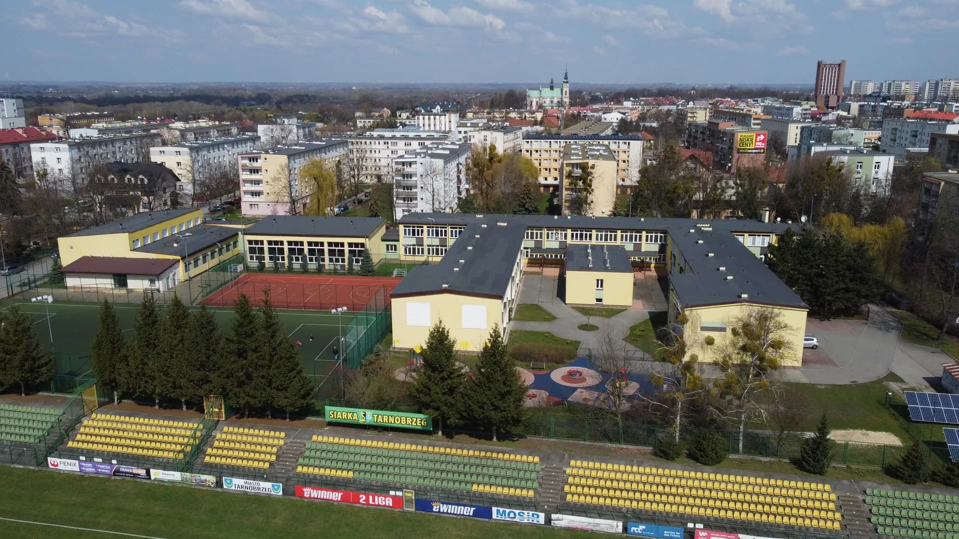 Widok z góry na budynek i boiska Szkoły Podstawowej nr 3 w Tarnobrzegu