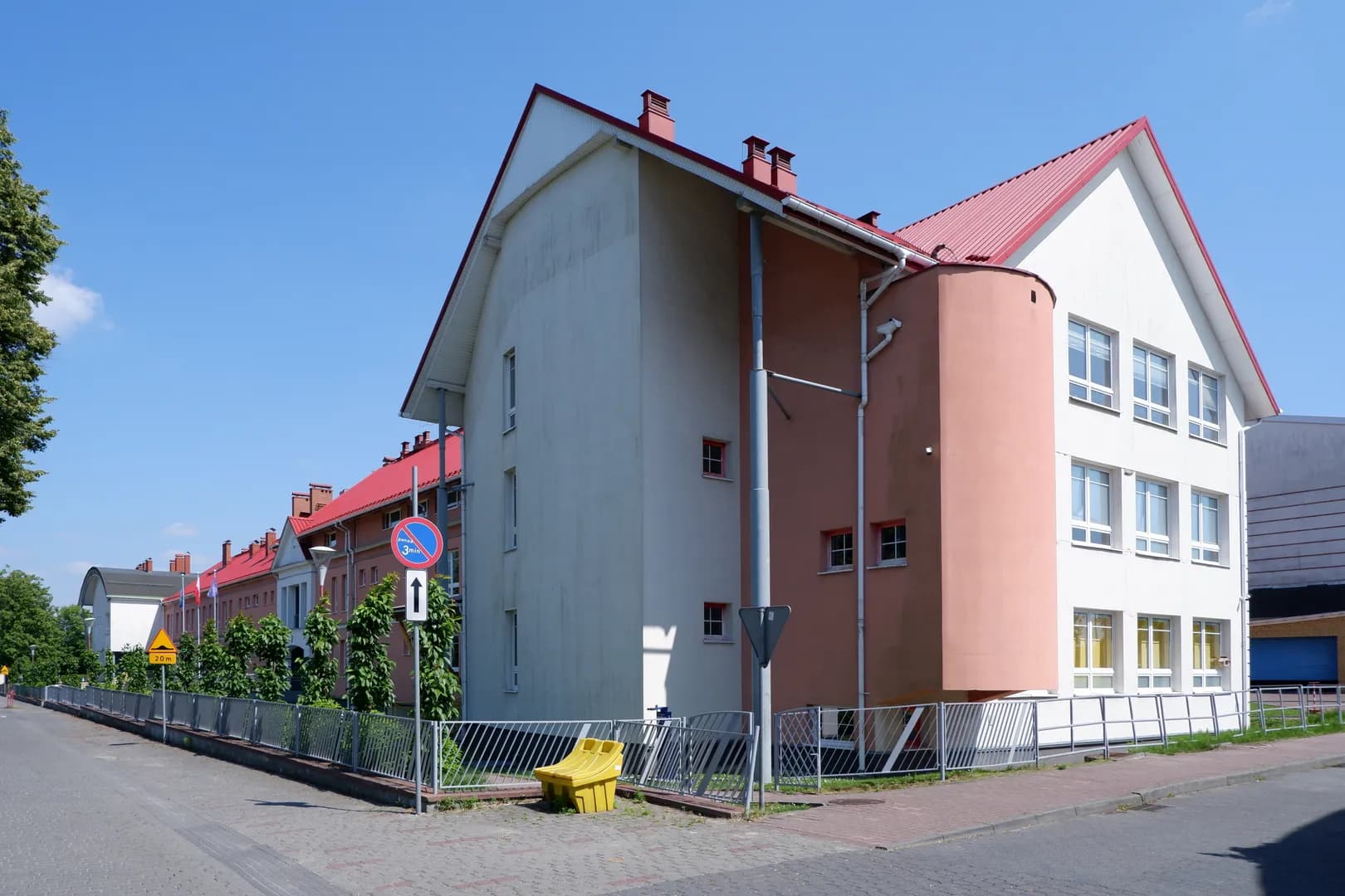 Budynek Szkoły Podstawowej nr 1 w Pawłowicach widziany od strony ulicy