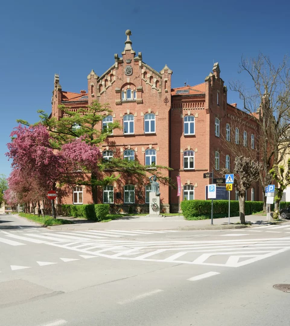 Ceglany budynek Zespołu Szkół Architektoniczno-Budowlanych w Krośnie od strony ulicy