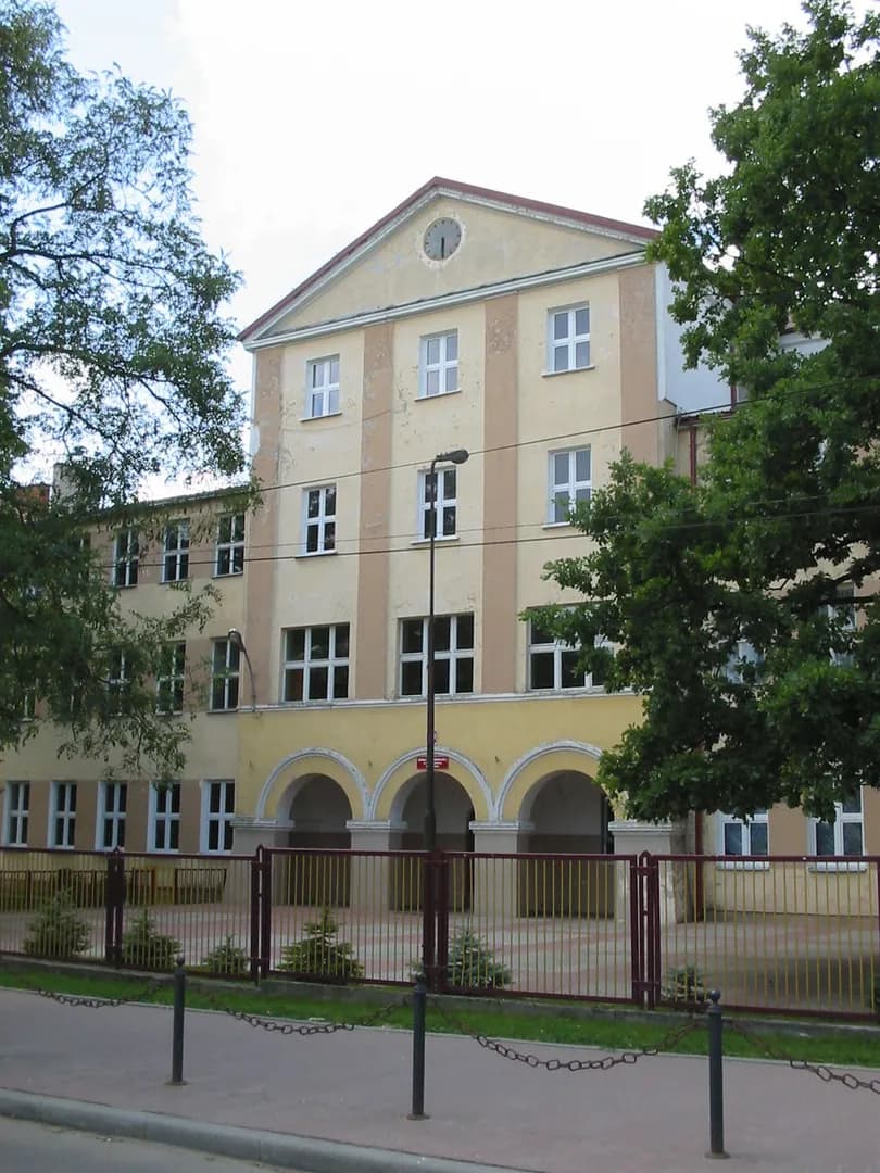 Fasada budynku Szkoły Podstawowej nr 1 w Wyszkowie z widocznym ogrodzeniem
