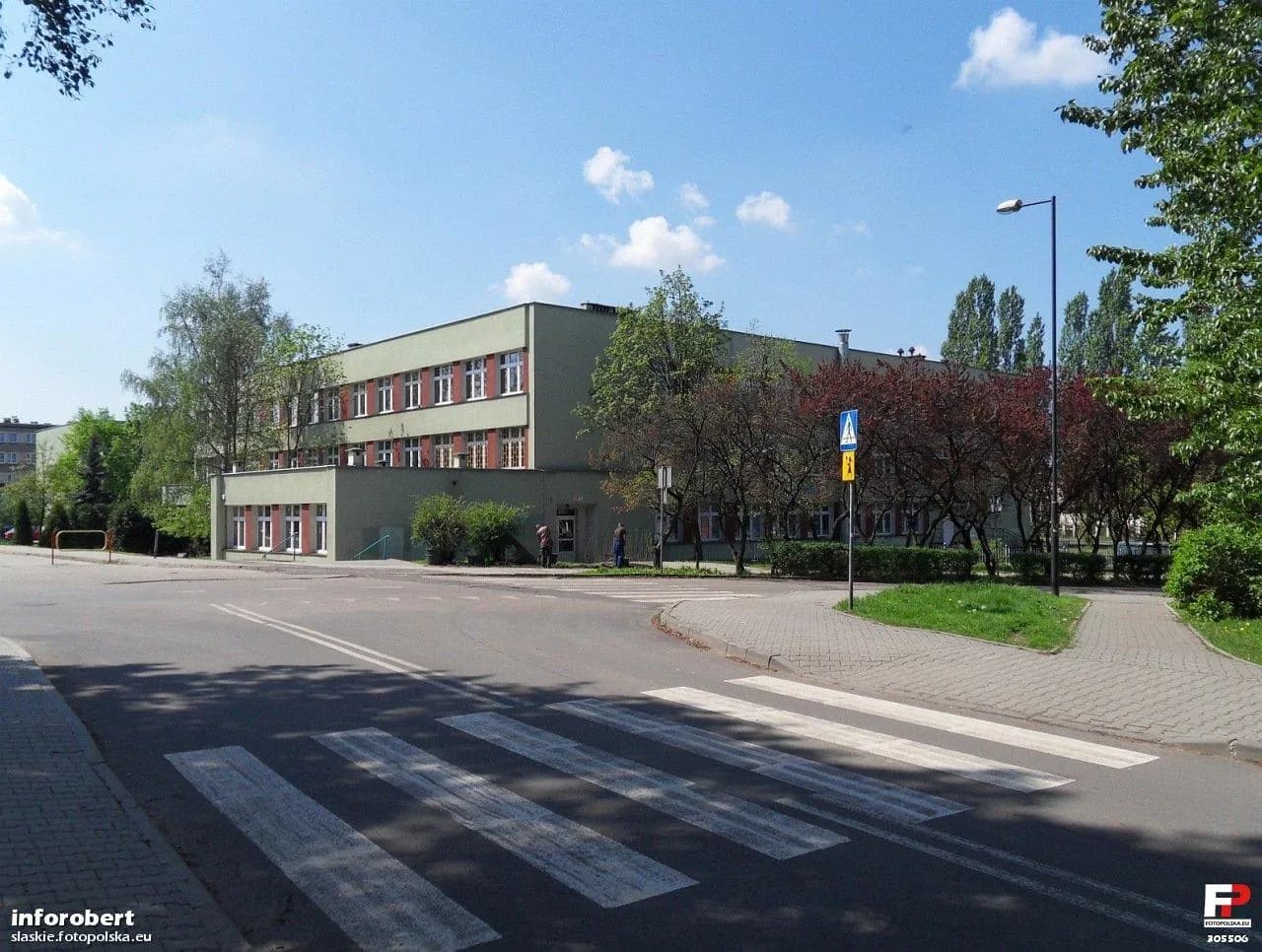 Widok na budynek Szkoły Podstawowej nr 1 w Świętochłowicach od strony skrzyżowania.