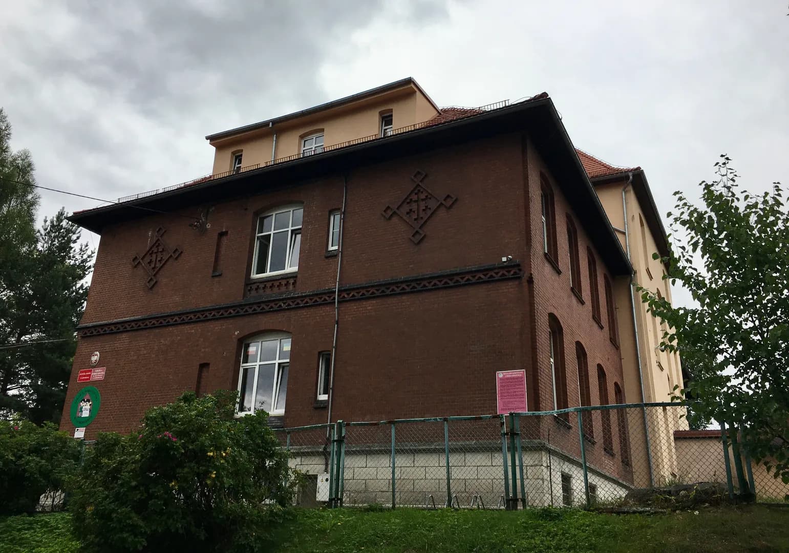 Ceglany budynek szkoły w Lubomierzu widoczny z zewnątrz