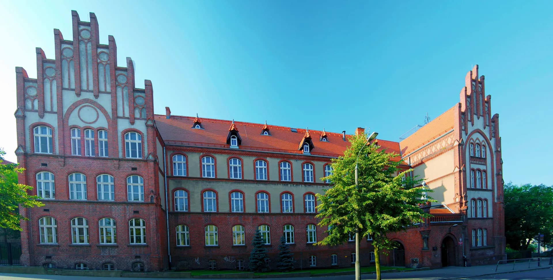 Zabytkowy ceglany gmach Szkoły Podstawowej nr 1 w Gnieźnie
