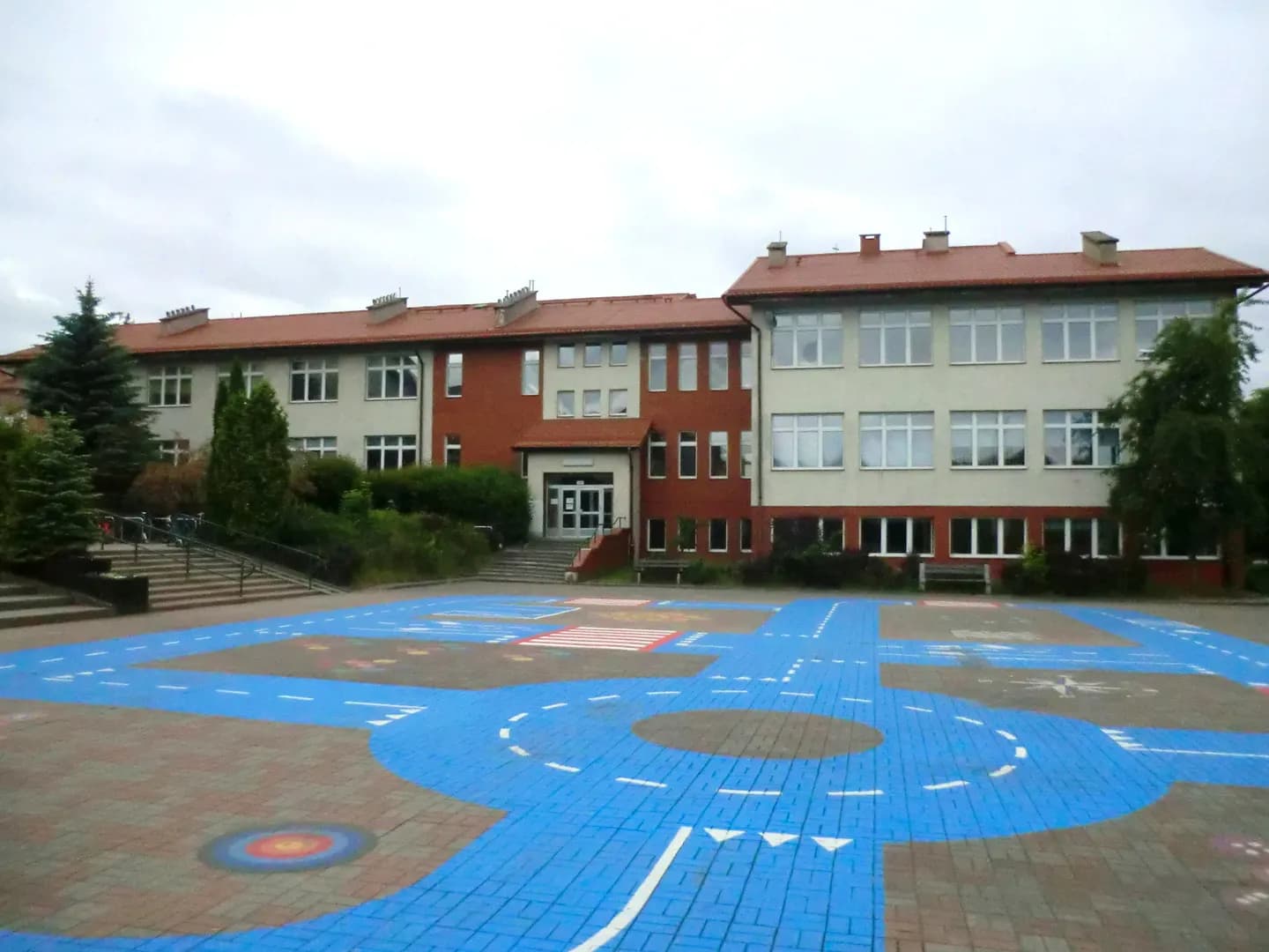 Dziedziniec z miasteczkiem ruchu drogowego i budynek Zespołu Szkolno-Przedszkolnego nr 3 w Gdyni