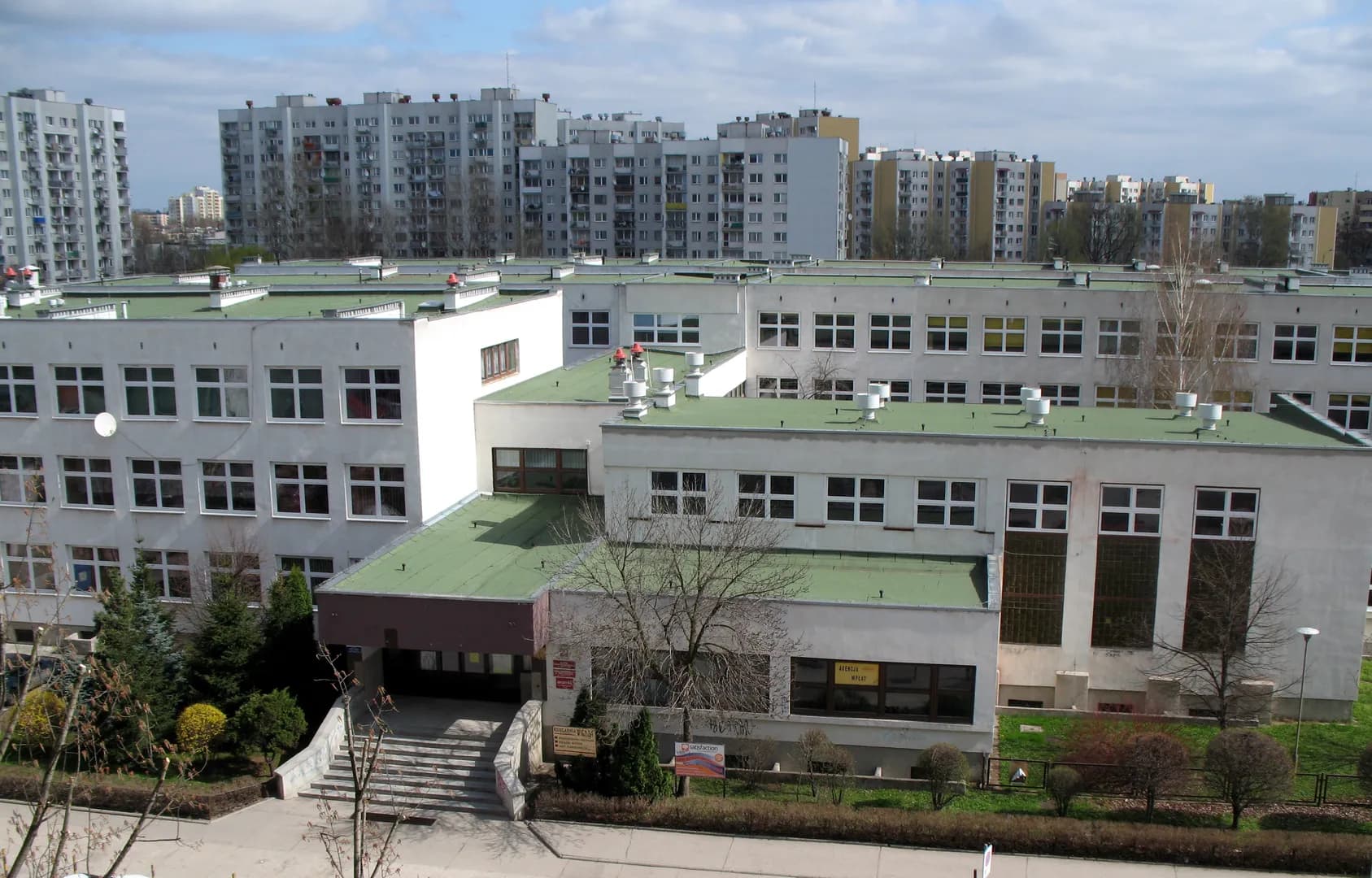 Widok z góry na budynek Szkoły Podstawowej nr 113 we Wrocławiu