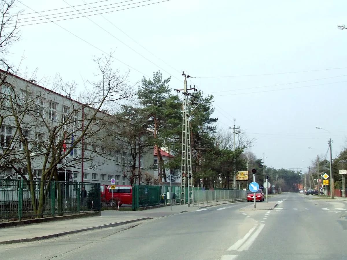 Widok z ulicy na budynek Szkoły Podstawowej w Izabelinie