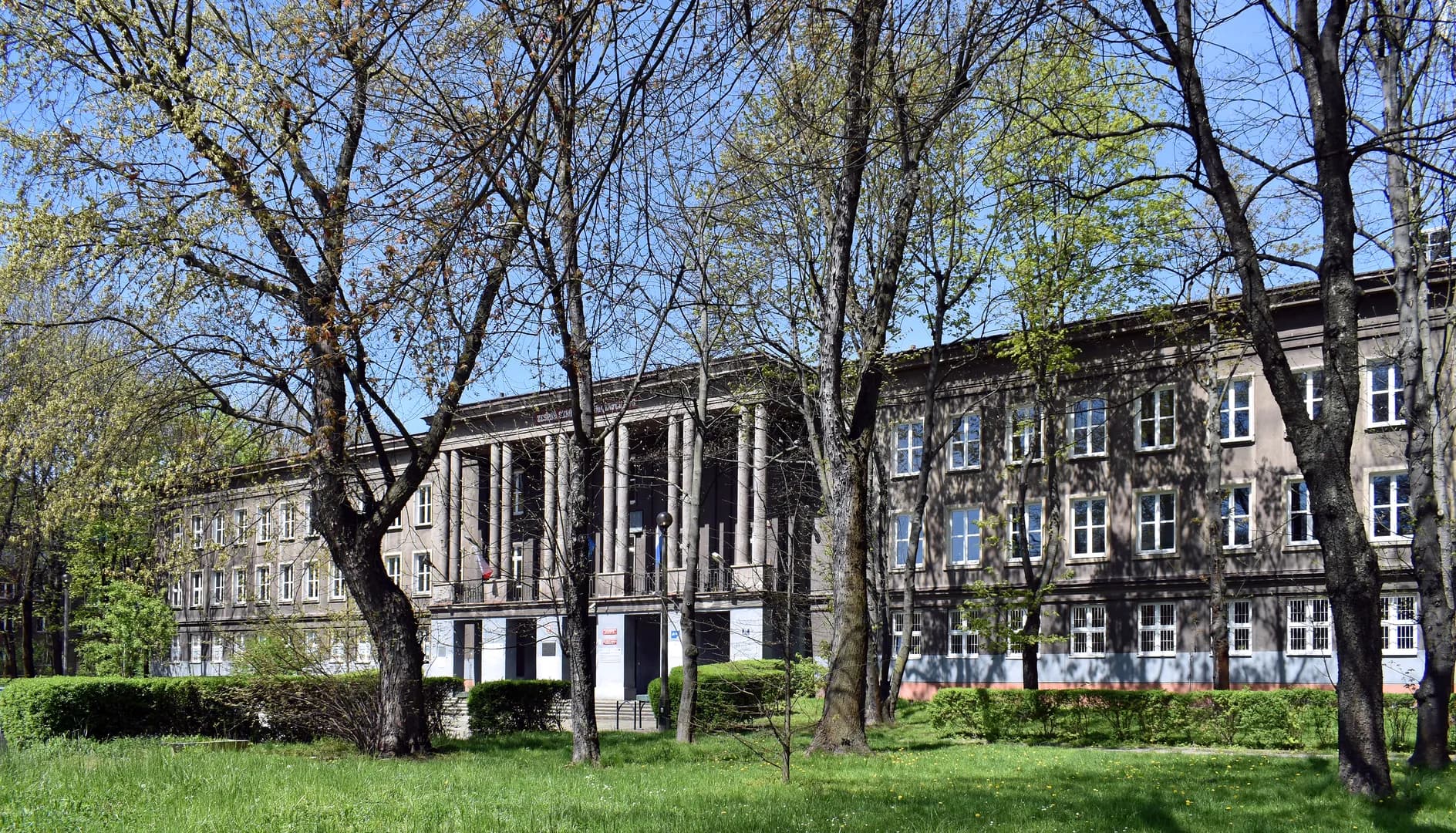 Gmach Zespołu Szkół Mechanicznych nr 3 w Krakowie widoczny spoza drzew