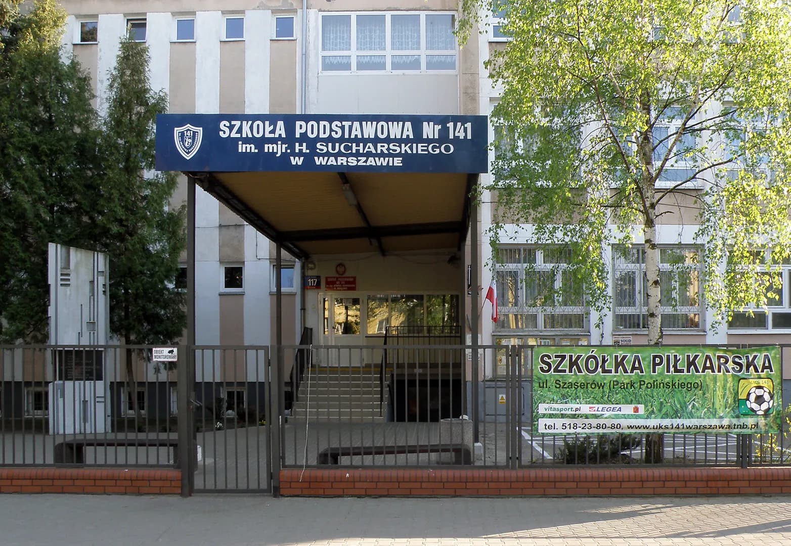 Wejście do Szkoły Podstawowej nr 141 im. mjr. H. Sucharskiego w Warszawie