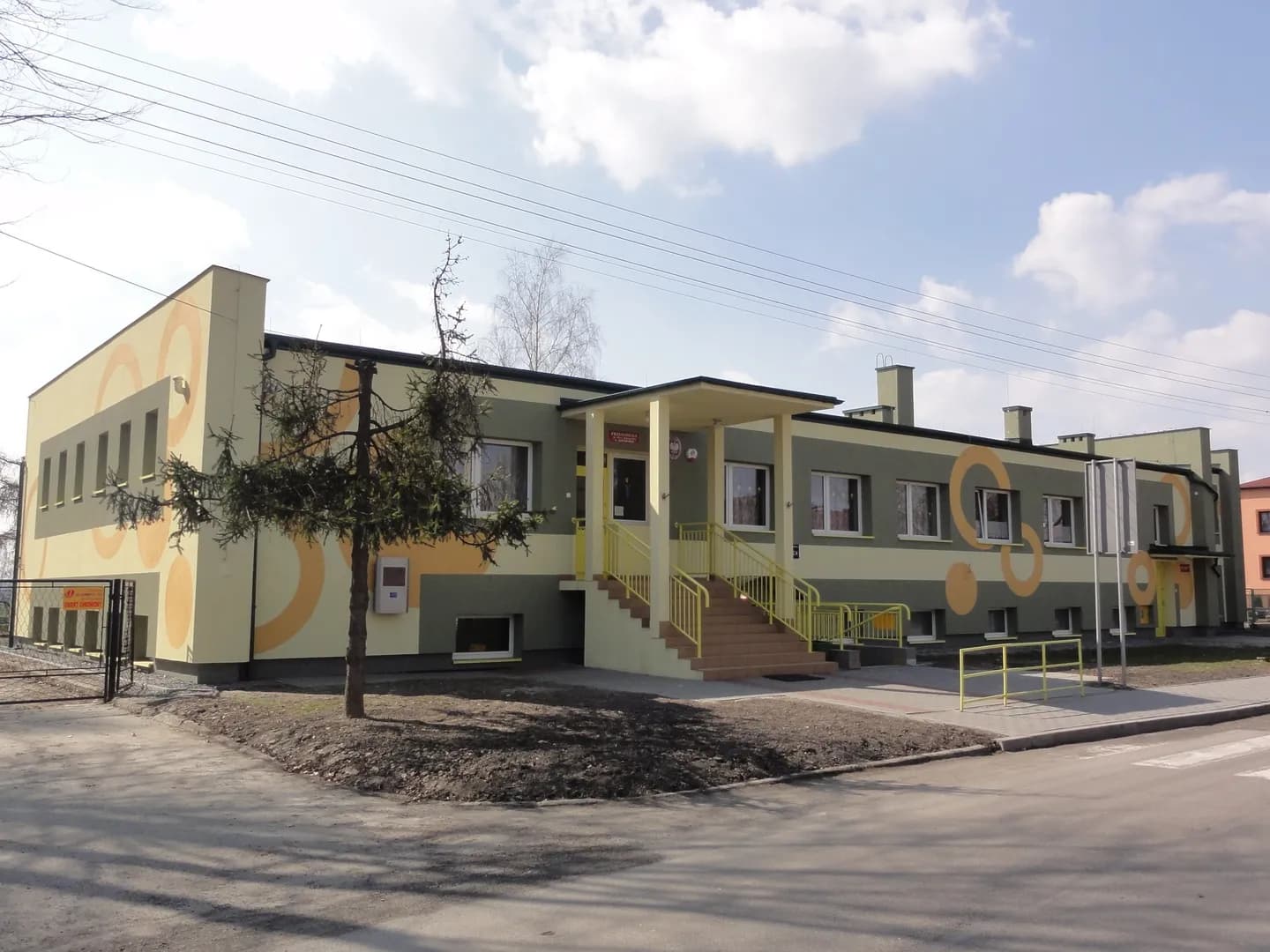 Budynek Przedszkola im. Marii Konopnickiej w Zbytkowie z zewnątrz
